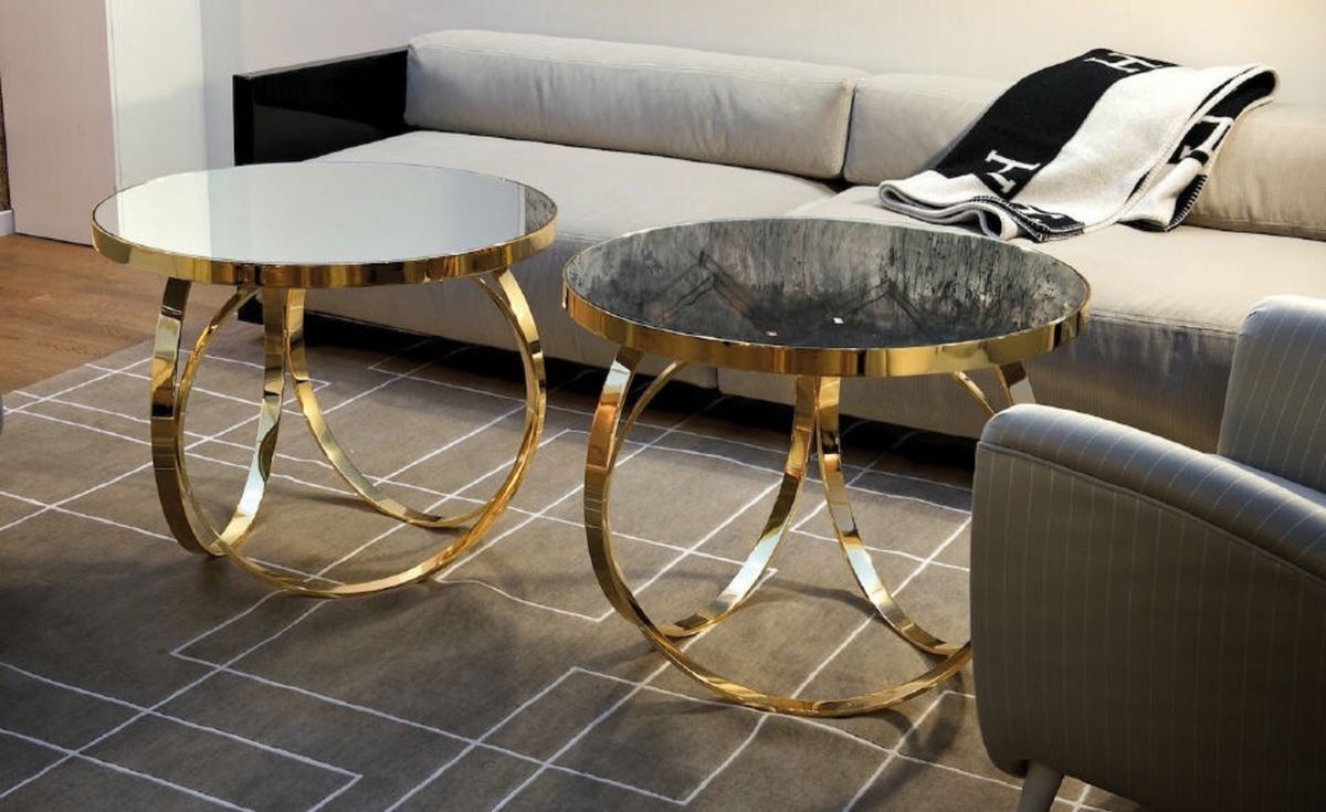 Столик с золотом. Столик из металла. Дизайнерские столы. Журнальный столик из металла. Кофейный столик металлический.